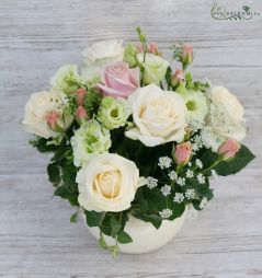 Virágküldés Budapest - Esküvői asztaldísz kerámia gömbben ( rózsa, bokros rózsa, liziantusz,  fehér, rózsaszín, barack ) 