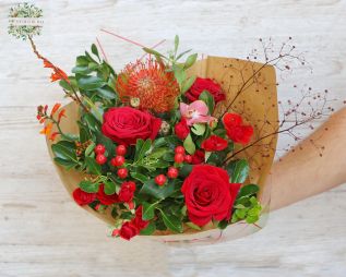 Blumenlieferung nach Budapest - Kleiner Strauß aus roten Rosen, Orchideen und anderen exotische Blumen