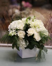 flower delivery Budapest - White hydrangea, rose cube (14 stems)