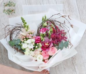 Virágküldés Budapest - Szív csokor rózsaszín virágokkal, orchideával (15 szál)