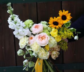 Blumenlieferung nach Budapest - Halbmond-Brautstrauß (Gelb, Weiß, Pfirsich, David-Austin-Rose, Viola, Tulpe, Nelke, Sonnenblume)