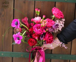 Virágküldés Budapest - Félhold menyasszonyi csokor  (vörös, sötét rózsaszín, David austin rózsa, anemone, rózsa, tulipán, kála, skimmia)