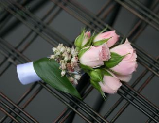 Virágküldés Budapest - Vőlegény kitűző bokros rózsából (rózsaszín)