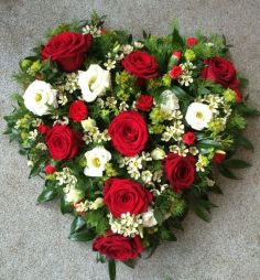 flower delivery Budapest - Heart shaped arrangement with red - white flowers (35 cm)