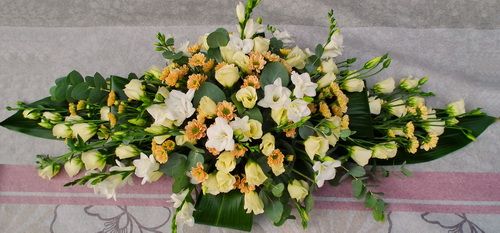 centerpiece of lisianthus, freesia and daisy (25 stems, 1m)
