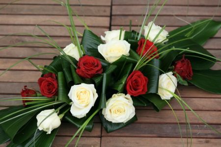 centerpiece of 20 red and white roses with aspidistra leaves (70cm)