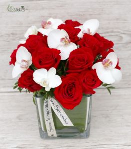 Glaswürfel mit roter Rose und Phalaenopsis-Orchidee