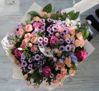 Nagy színes csokor bokros rózsáva, santini krizivel (32 szál)