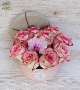 9 bicolor roses with orchid