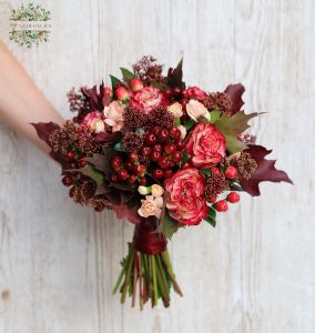 Autumn bouquet with oak leaves and berries