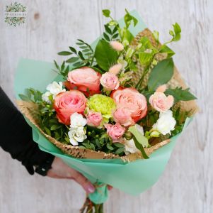 Small bouquet with peach roses and peach bunny grass (10 stems)