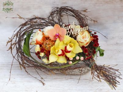 Keramiktopf zum Muttertag mit Orchideen, Rosen, Herzform