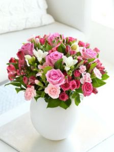 arrangement with roses in ceramic pot (21 stems)