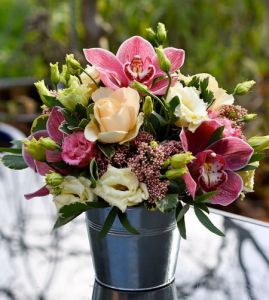 Arrangement mit Orchideen, Rosen und Lisianthus (16 Stämme)