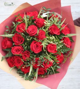 Runder Strauß mit roten Rosen und Blätter