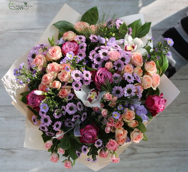 Large mixed bouquet of bushy roses with santini crisis (32 stams)