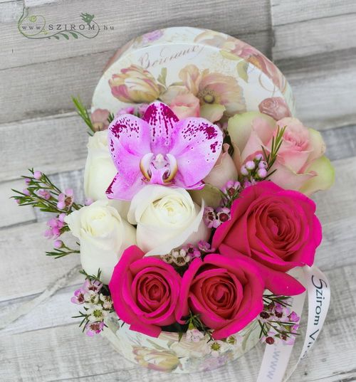 Rose-Box mit Orchidee (10 Stämme)