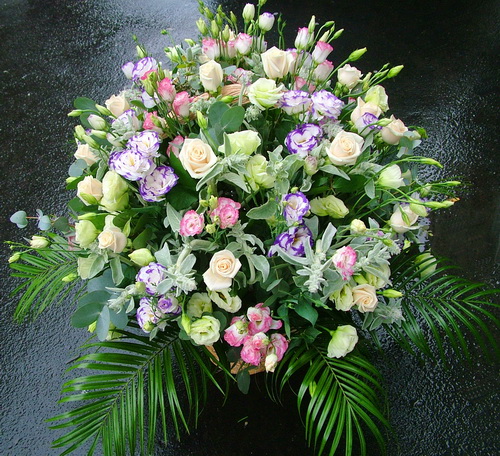 flower delivery Budapest - giant basket of roses and lisianthusses (60 stems, 1m)