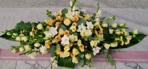 flower delivery Budapest - centerpiece of lisianthus, freesia and daisy (25 stems, 1m)