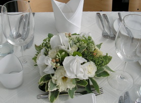 r�zsa, lisianthus kis asztald�sz - esk�v� vir�g
