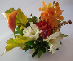 k�la, r�zsa, makara orchidea, lisianthus kis asztald�sz - esk�v� vir�g
