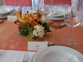 k�la, r�zsa, makara orchidea, lisianthus kis asztald�sz - esk�v� vir�g