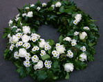 borosty�n koszor� feh�r szantinivel �s r�zs�val (60cm) - vir�gk�ld�s