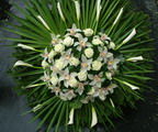 nagy �ll� koszor� feh�r r�zs�val, k�l�val, orchide�val (110cm) - vir�gk�ld�s