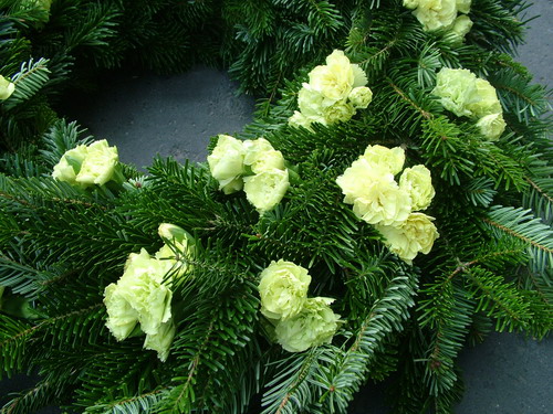 flower delivery Budapest - greek wreath with carnations (80 cm)