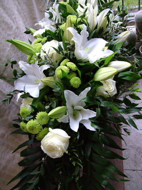 flower delivery Budapest - bier arrang. with roses, lilies and pompoms (1 m)