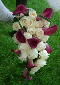 rózsa, kála menyasszonyi csokor teafűvel, futóborostyánnal - esküvő virág