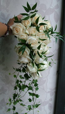 ekrü rózsa menyasszonyi csokor ruscusszal, futóborostyánnal - esküvő virág