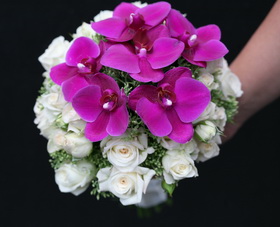 bokros r�zsa, phalaenopsis orchidea menyasszonyi csokor - esk�v� vir�g