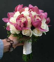 cymbidium orchidea, rózsa 27 szálas menyasszonyi csokor - esküvő virág