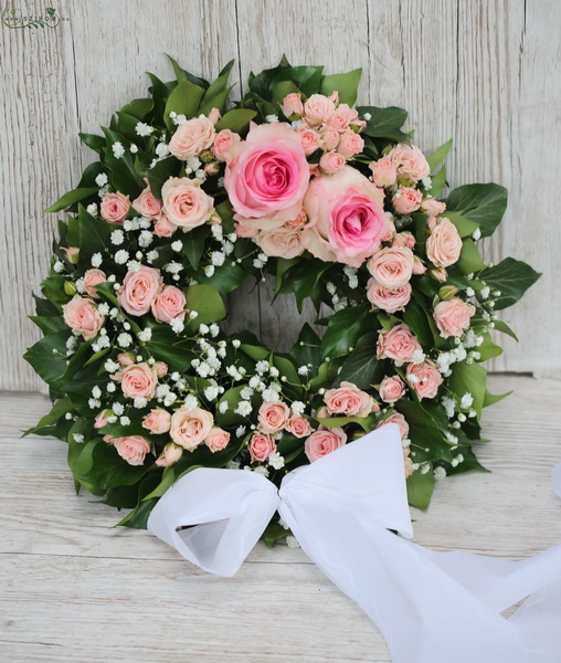 flower delivery Budapest - small wreath with roses, spay roses, babysbreathe (40cm) (roses, spay roses, babysbreathe, pink)