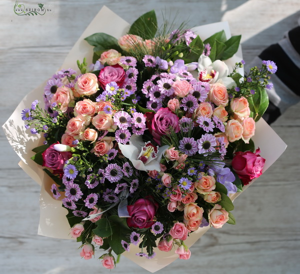 flower delivery Budapest - Large mixed bouquet of bushy roses with santini crisis (32 stams)