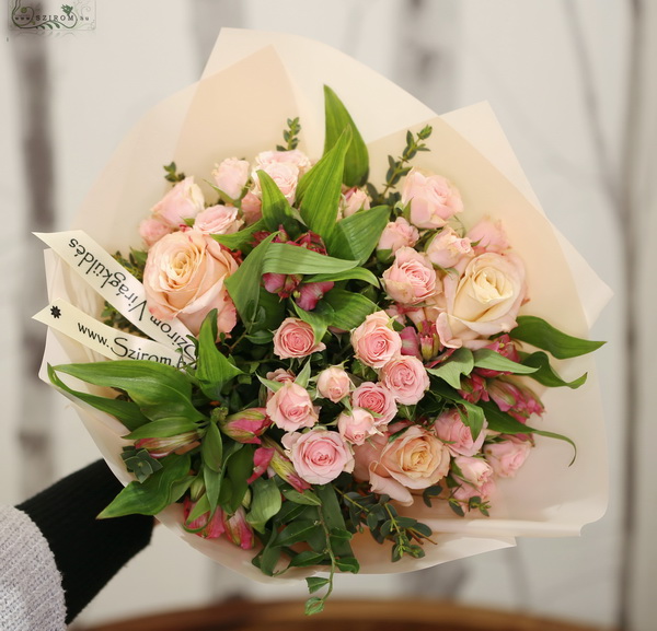 flower delivery Budapest - Round bouquet with spray roses , alstromeries (11 stems)
