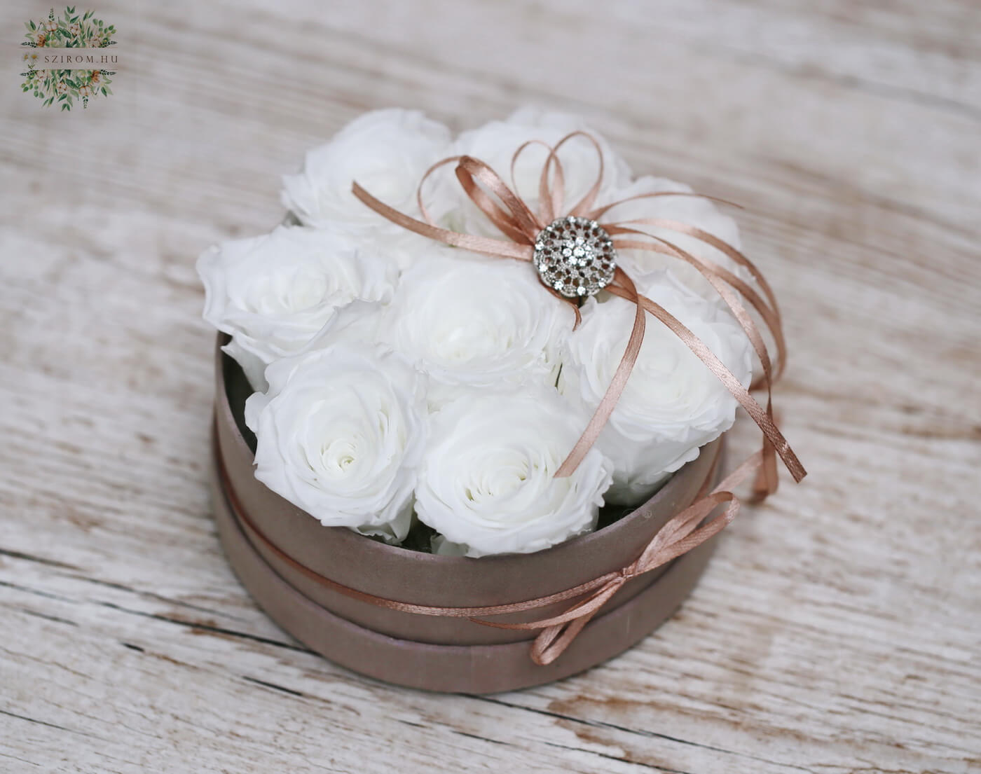 Virágküldés Budapest - fehér örök rózsák elegáns plüss dobozban ( 8 szál)