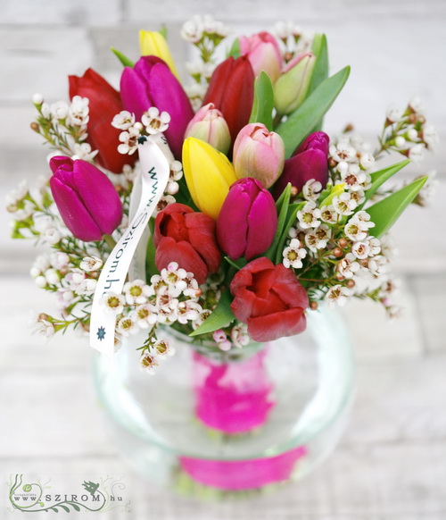 15 szál tulipán apró virágokkal, üveggömbben - virágküldés