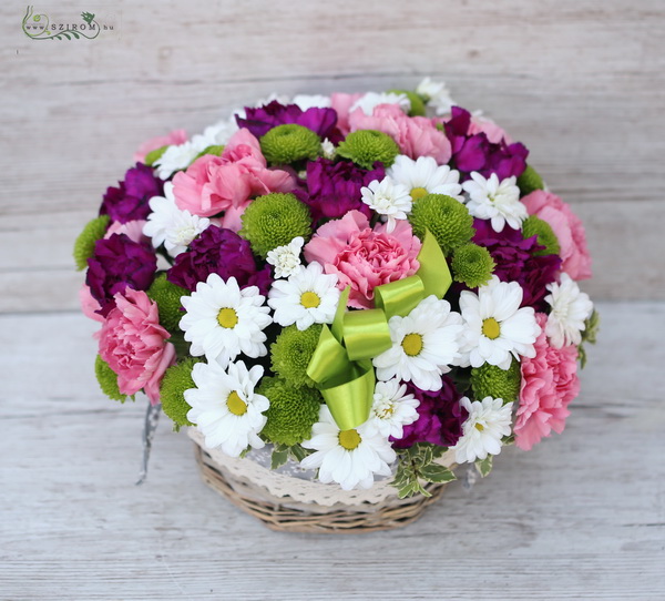 flower delivery Budapest - basket with daisies and carnations (26 stems)