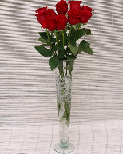 Blumenlieferung nach Budapest - 11 Rosen im Vase mit Aqua Christalien