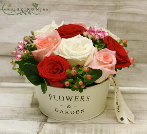rózsa flowers & garden (17 szál, rózsa, bouvardia, hypericum, rózsaszín, fehér, vörös) - virágküldés