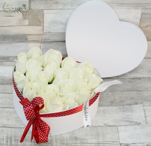 Virágküldés Budapest - szív doboz fehér rózsával (19 szálas box)