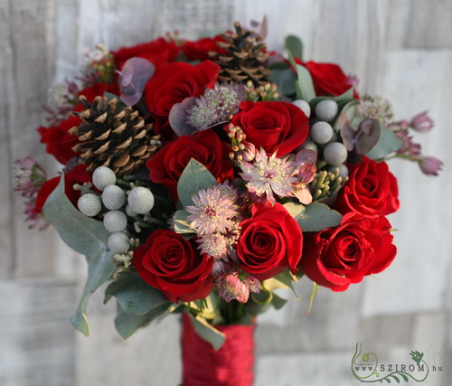 téli vörös rózsás csokor astrantiával (33 szál) - virágküldés