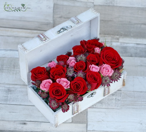 Fehér ládikó vörös rózsával, bokros rózsával, csillagvirággal (18 szál) - virágküldés