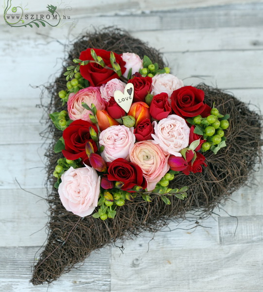 flower delivery Budapest - Spring rose heart (33 cm, 17 stems)