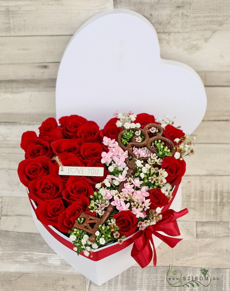 Szívem kulcsa rózsadoboz (19 vörös rózsa, apró virágokkal, nagy kulccsal) - virágküldés