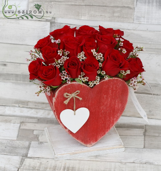 17 gyönyörű vörös rózsa apró virágokkal szív alakú fa tartóban - virágküldés
