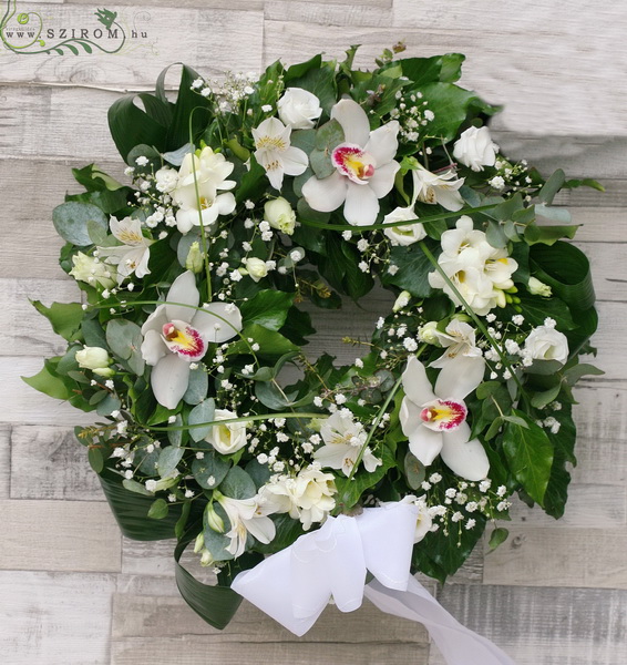flower delivery Budapest - Small ivy wreath with white flowers (37 cm 11 stems)