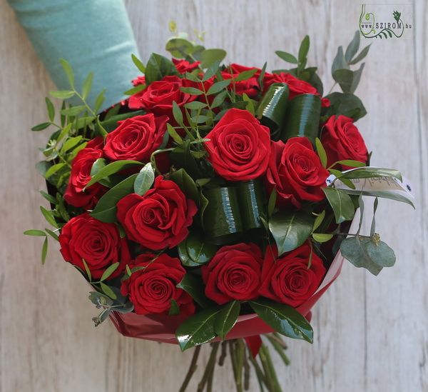 Blumenlieferung nach Budapest - 17 Rote Rosen mit Viele Grün